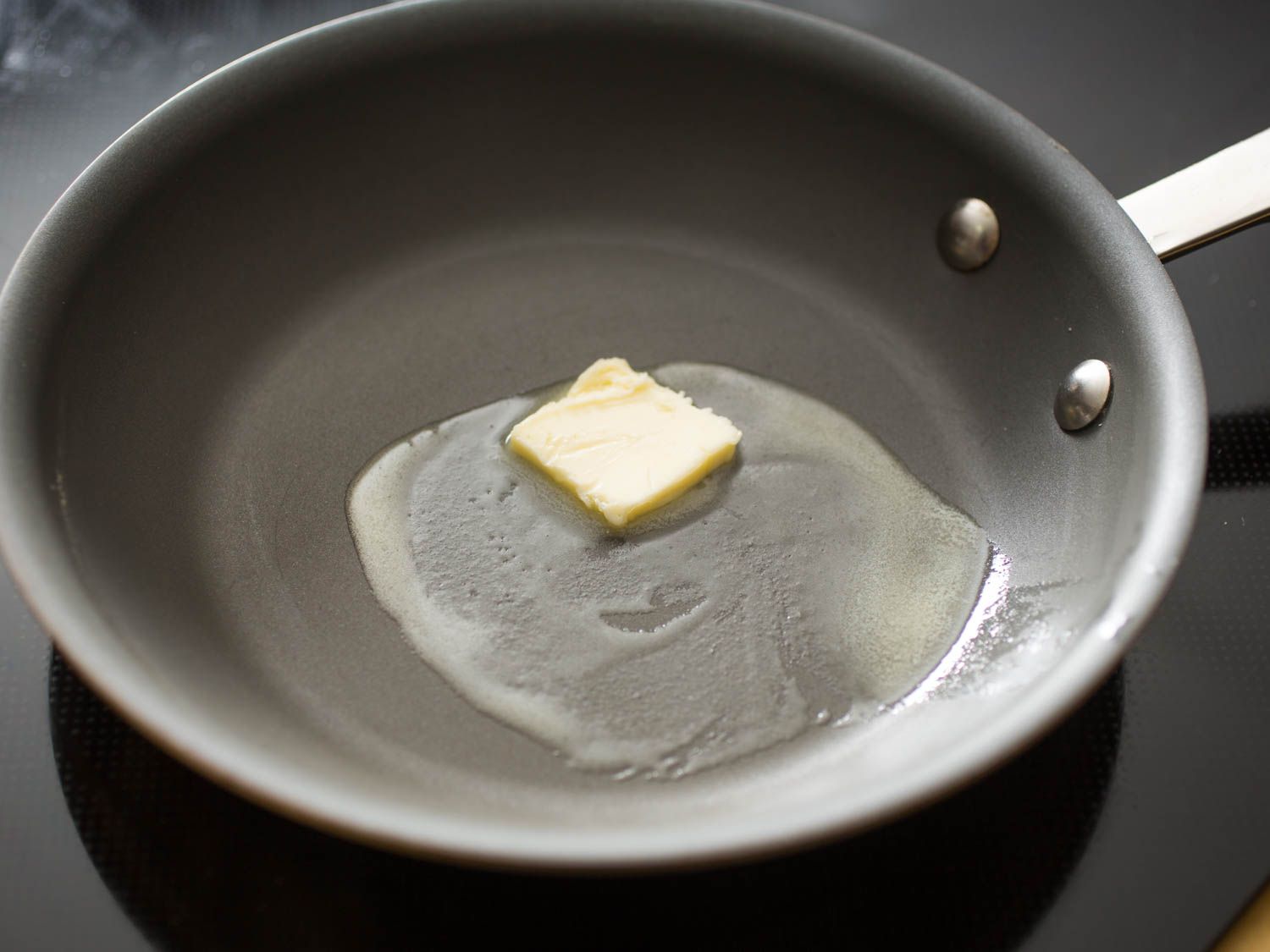黄油在不粘锅中融化。