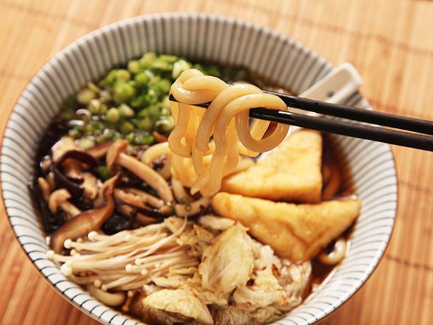 筷子抬一碗素食乌冬面