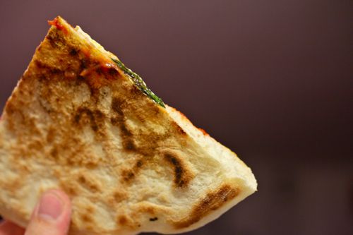 一块自制的那不勒斯披萨烧焦的底部。