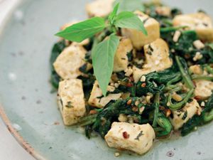 麻辣泰式豆腐配菠菜、罗勒和花生