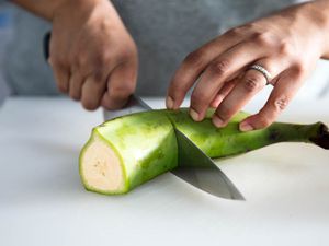 切割一个绿色车前草厨师的刀。