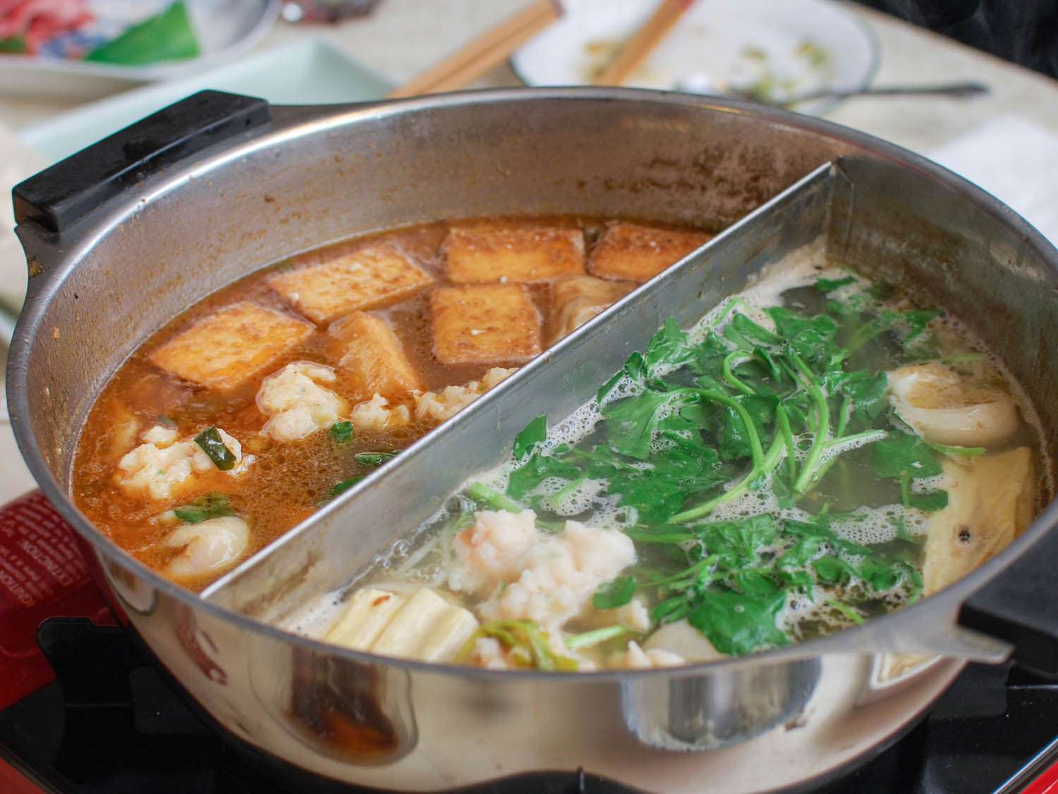中国火锅里面有两种不同的汤。gydF4y2Ba