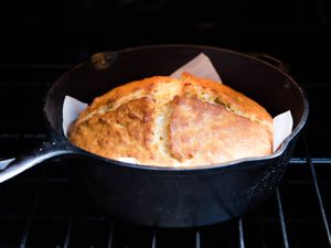 爱尔兰苏打面包在烤箱的羊皮纸内衬铸铁煎锅。