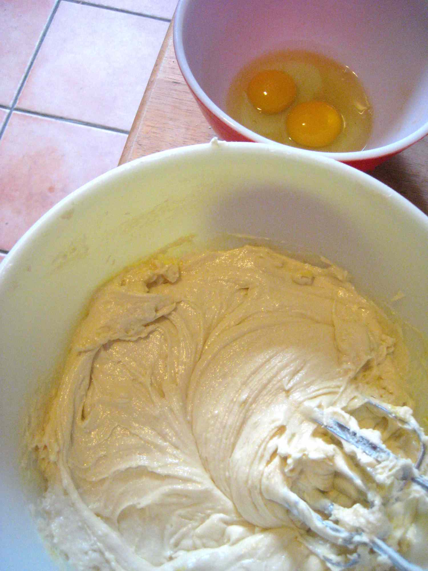 奶油奶酪、黄油和起酥油混合在一个碗里。