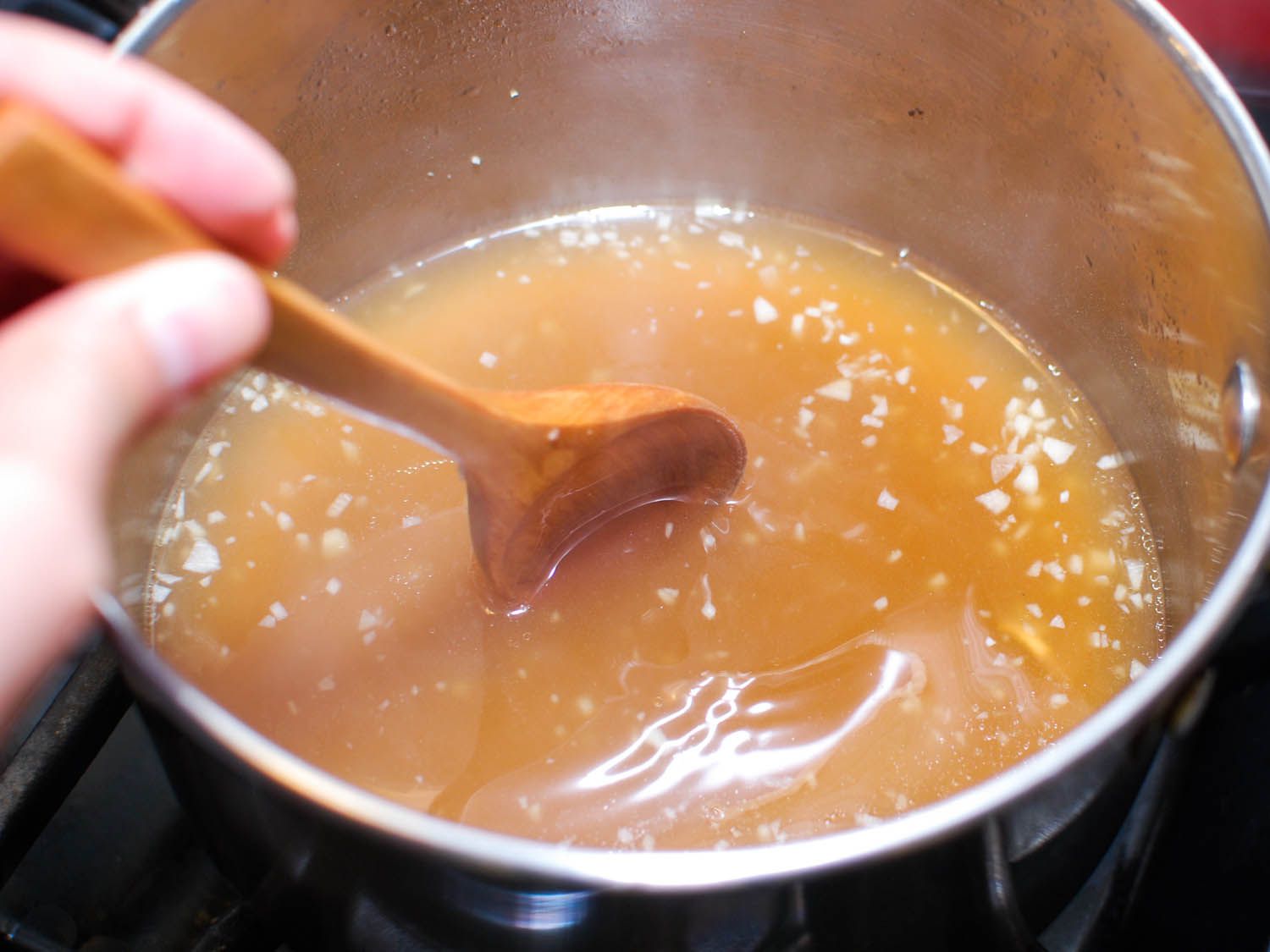 把玉米淀粉搅拌到鸡汤里。