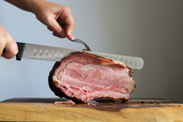 切肉手:用切肉刀切一块放在砧板上的上等肋排肉的手