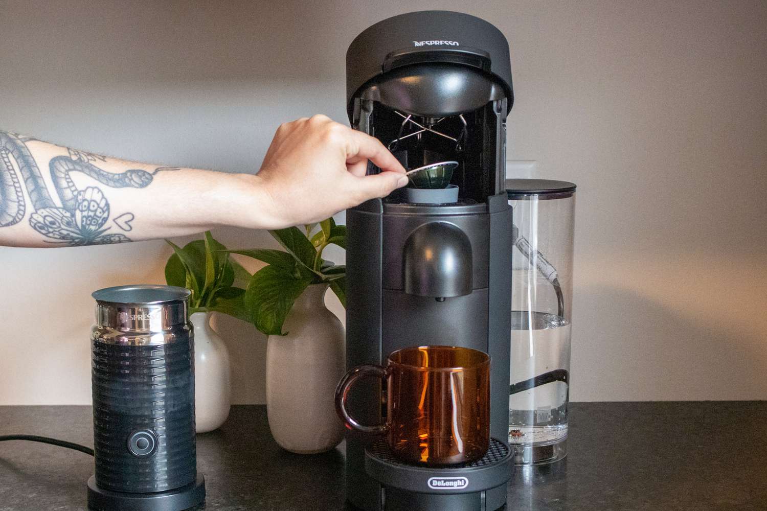 一只手正在把咖啡荚装进Nespresso咖啡机