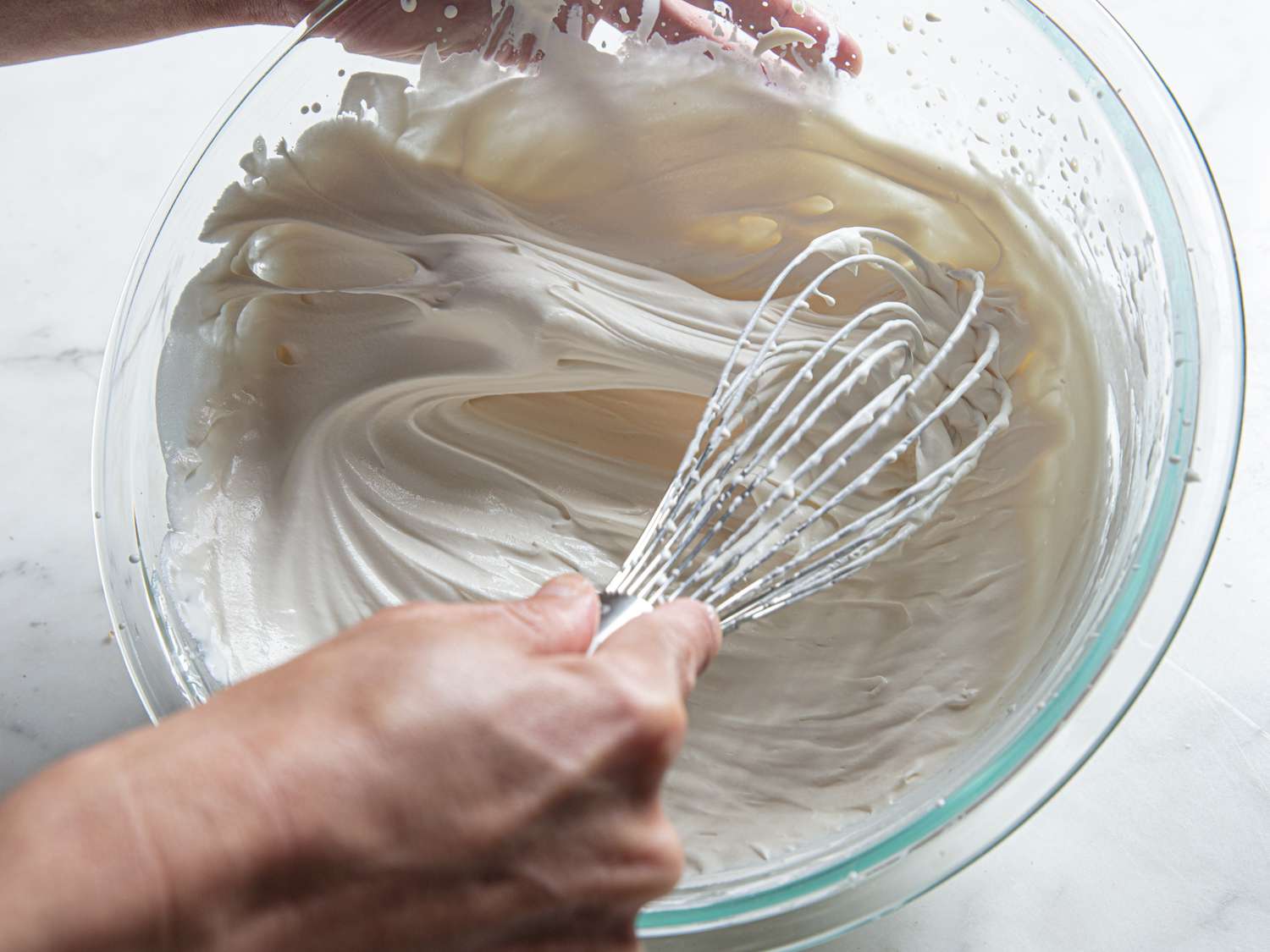 用打蛋器制作鲜奶油的手