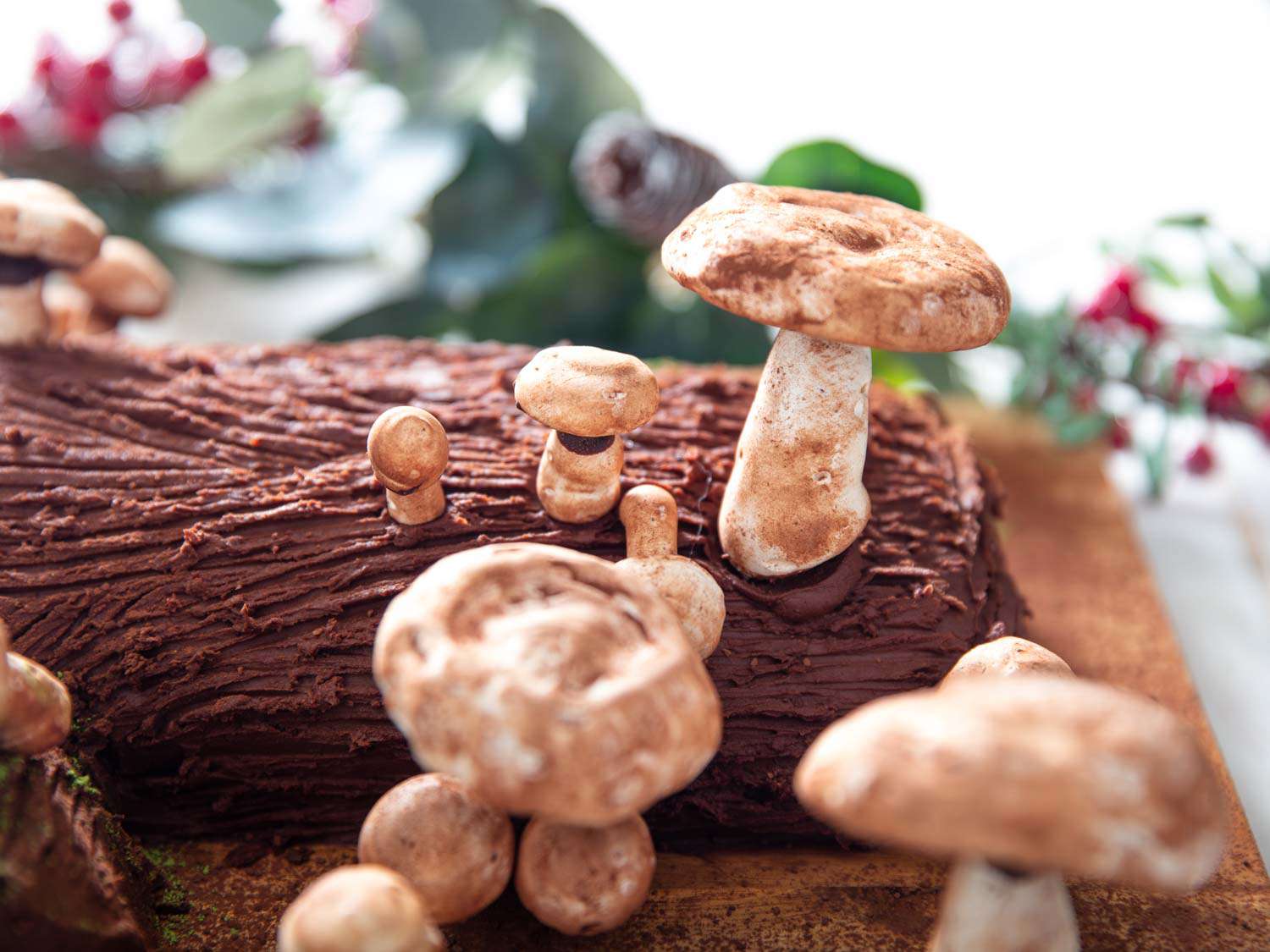 一根圣诞巧克力原木，大小不一的蛋白糖霜蘑菇从打过分数的甘纳许“树皮”中突出。gydF4y2Ba