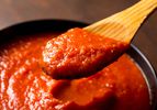 用木勺舀出一份快速简单的意大利美式红酱，尝起来就像你花了一天时间做番茄酱一样。