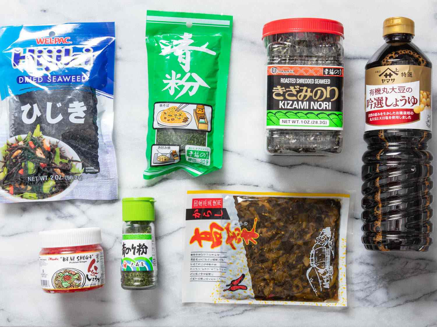 选用有助于制作米饭的日本食品储藏室产品，包括海草(一种干海草)、青菜(一种干海草)、腌姜、腌芥菜、海苔丝和酱油