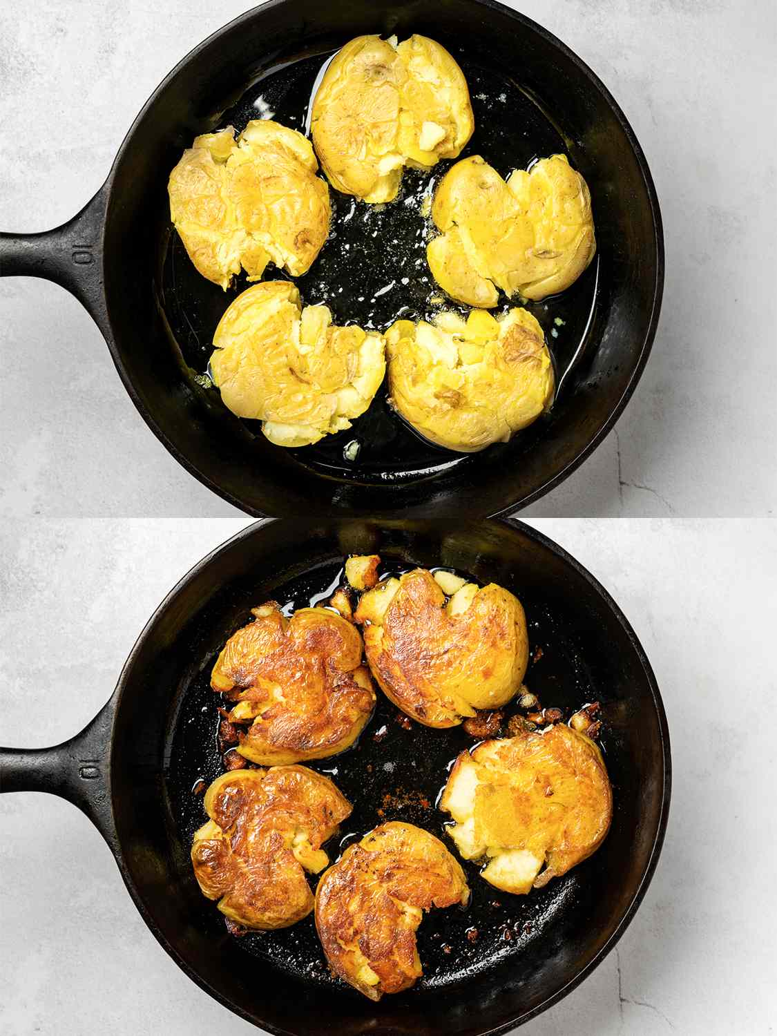 两幅图像的拼贴画。上图显示的是五个捣碎的土豆被放入盛有半杯热油的铸铁锅中。下面的图片显示了平底锅里的土豆，翻转过来，可以看到它们已经变成了金黄色。