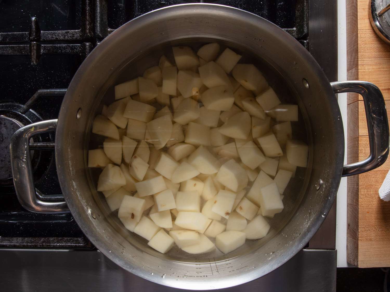 把土豆切成片，浸泡在加盐和酸的水中，然后煮开