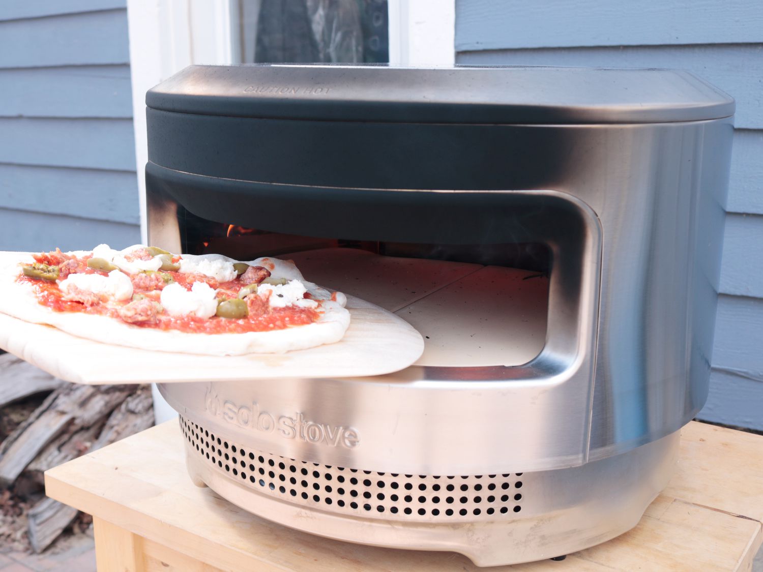 披萨是发射一个木制皮独奏炉子π比萨饼烤箱