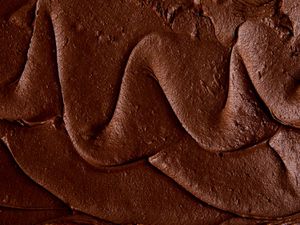 漩涡般的双层巧克力糖霜。