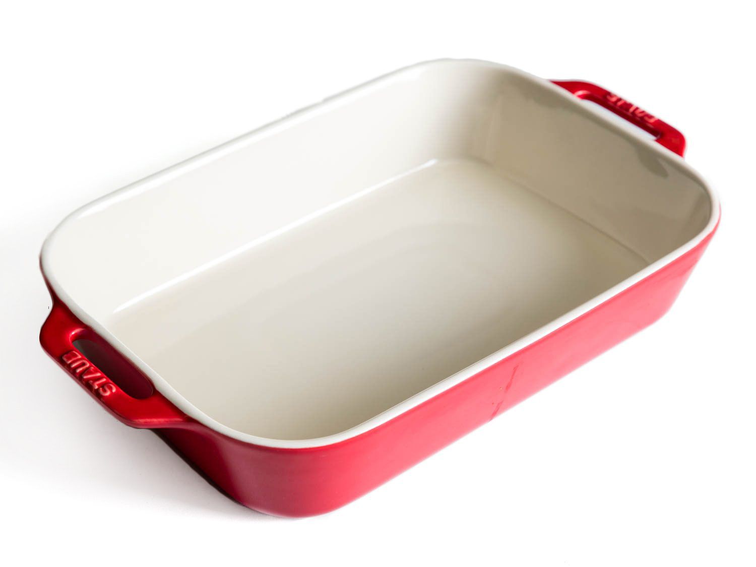 红色Staub烤盘配白色背景。