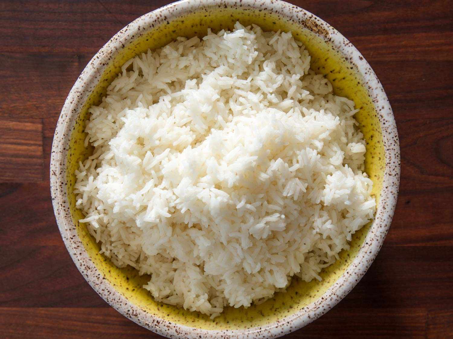 头顶的碗里盛着煮好的白米饭
