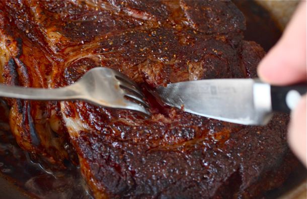 用叉子和削皮刀检查烤好的牛排是否熟透。