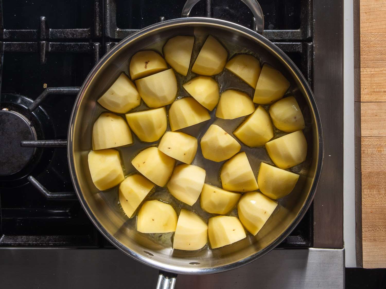 大块的土豆放在煎锅里煮。
