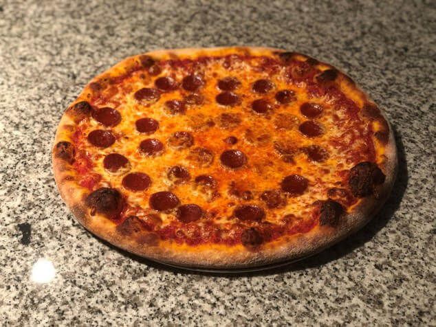 俯瞰柜台上的意大利辣香肠披萨
