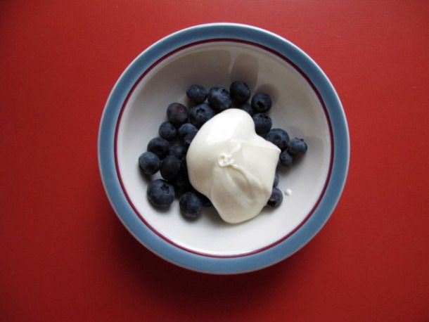 一碗蓝莓淋上鲜奶油的俯视图