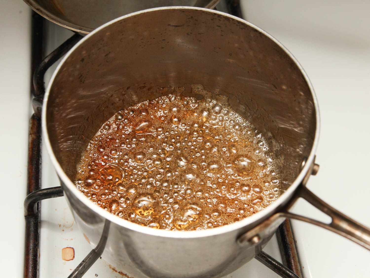 用平底锅将糖煮成焦糖糖浆。gydF4y2Ba