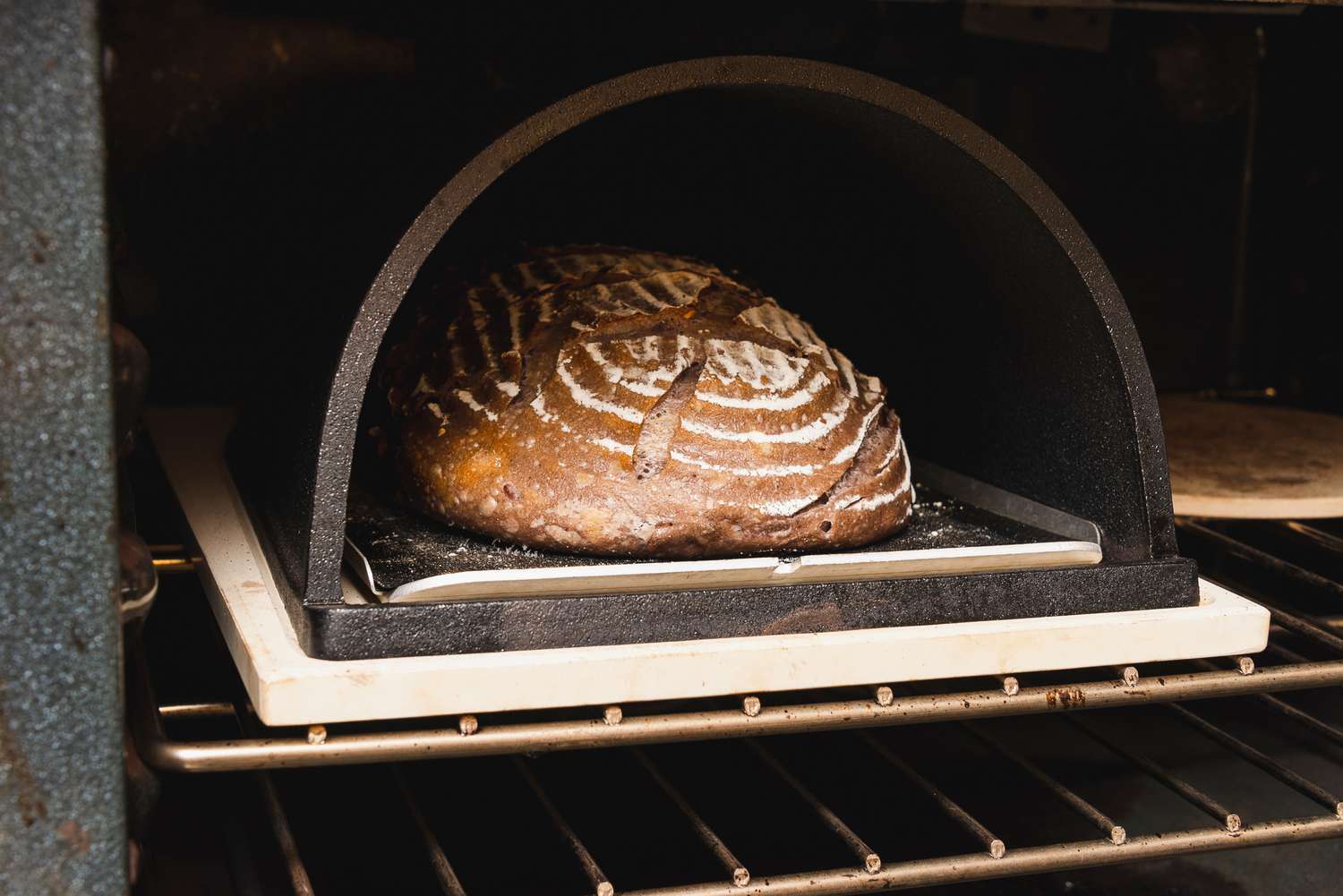 一块面包的面包烤箱定位烤箱架子上