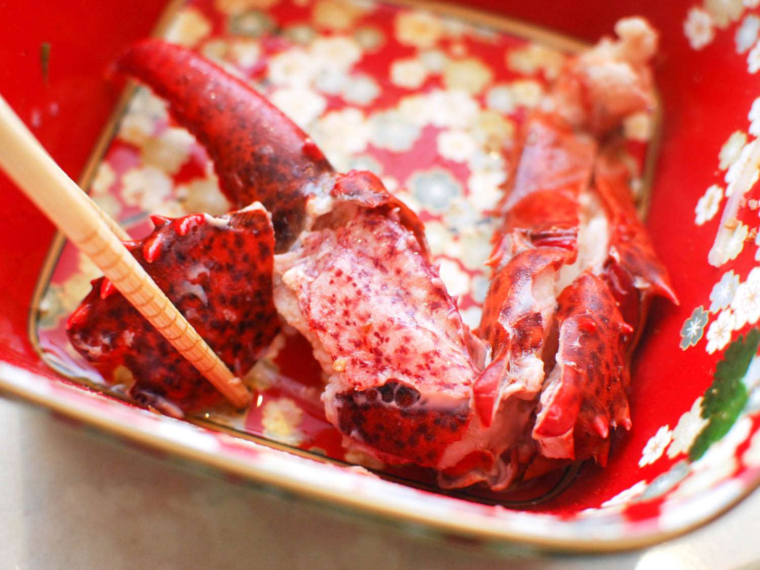 在中国火锅盛宴上煮熟的龙虾肉。gydF4y2Ba