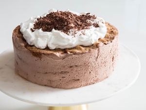 摩卡冰盒蛋糕，上面有生奶油和巧克力屑