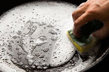 用温暖的肥皂水清洗铸铁盘。