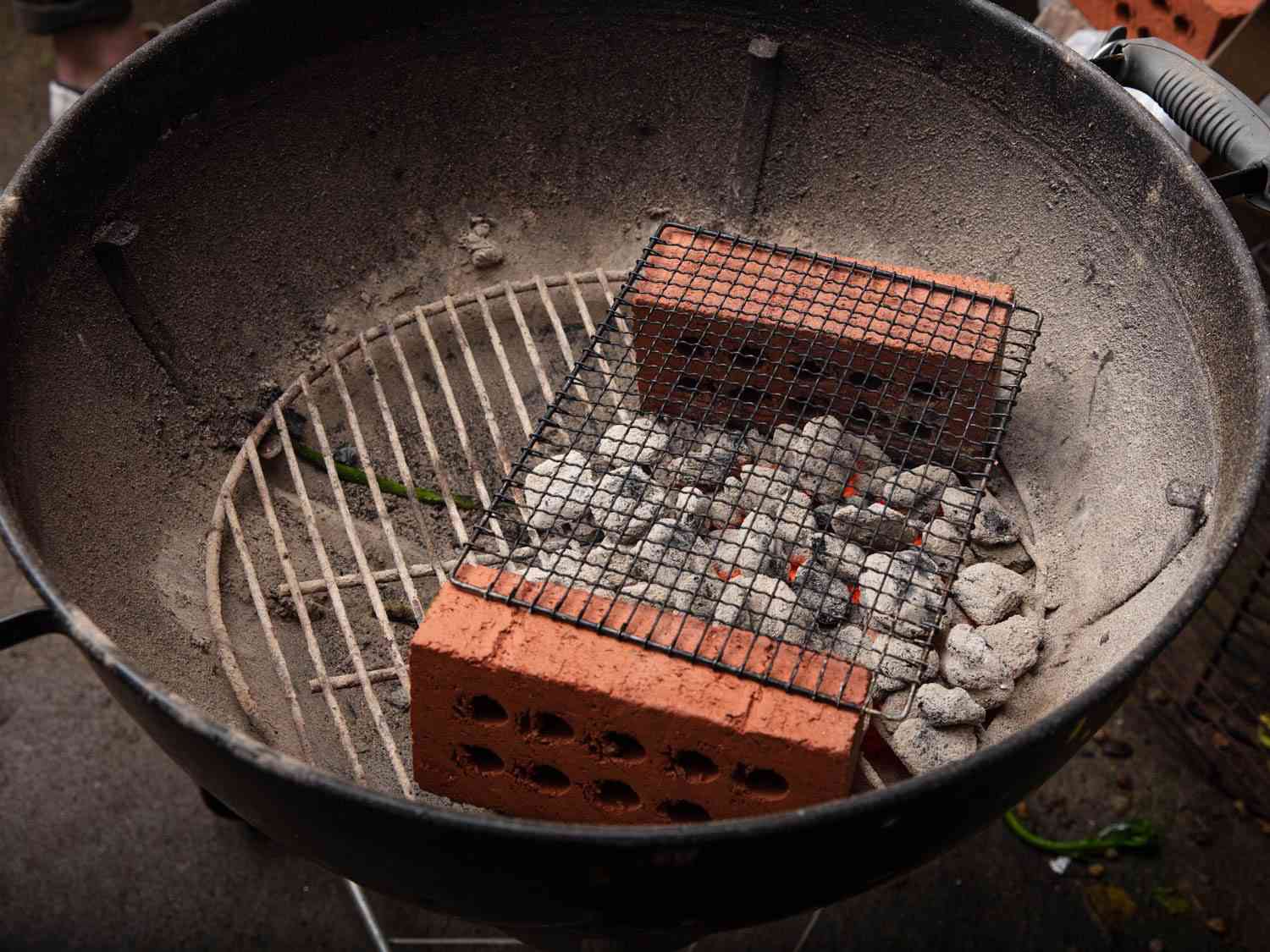 一种用于烤串的烧水壶烤架，在两块砖上放一个网丝烤网，在砖之间放上热煤。