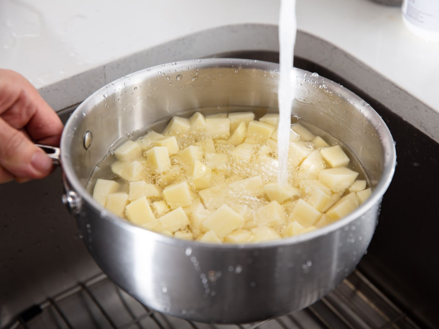 用冷水冲洗土豆块，去除多余的淀粉。