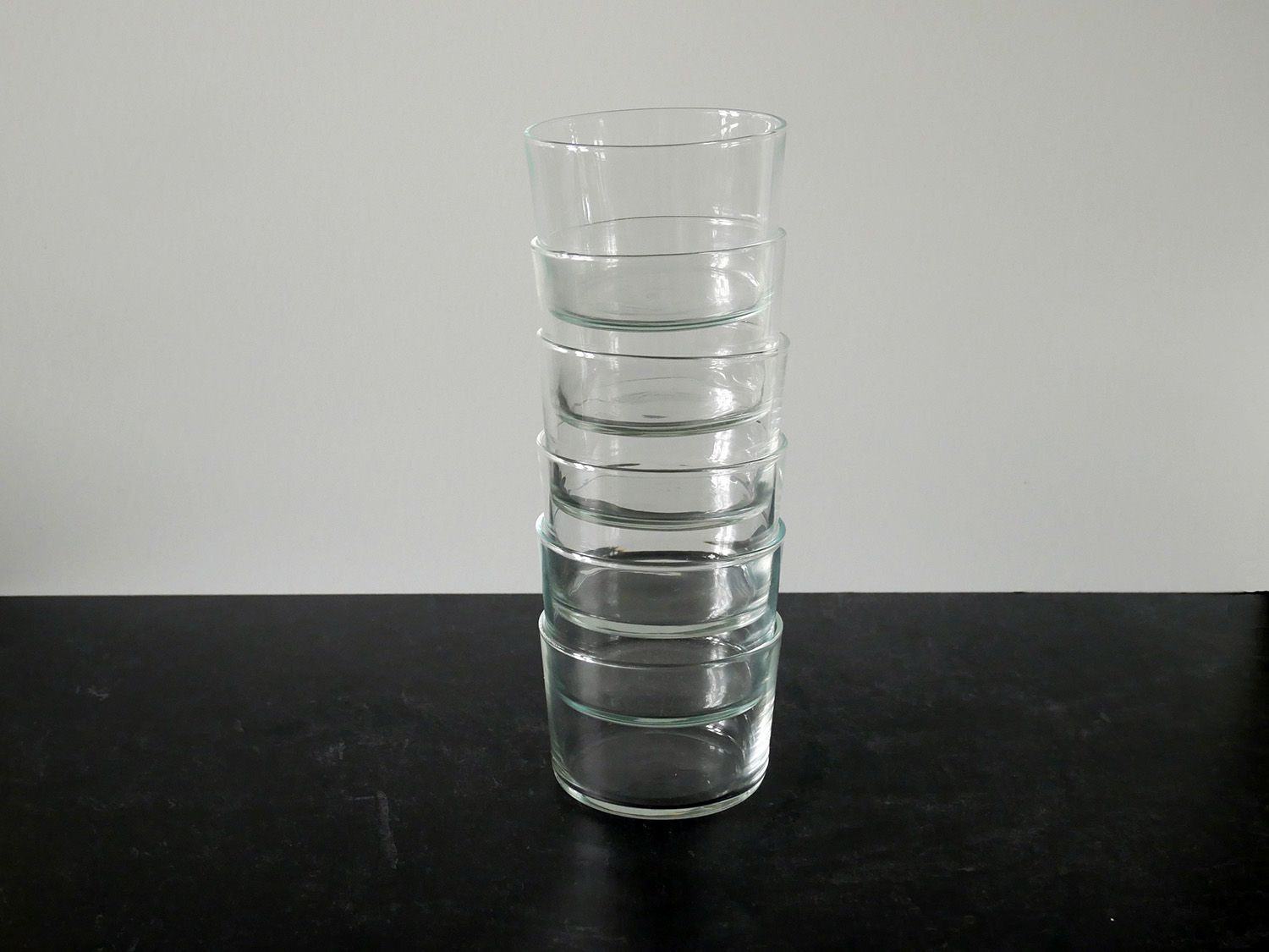 酒窖式的玻璃杯堆在黑色的工作台上