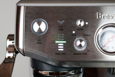 咖啡机的字体显示的刻度盘和交换机和一个绿灯指示正确的剂量