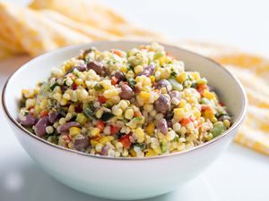 一碗豆煮玉米用新鲜的夏季玉米。