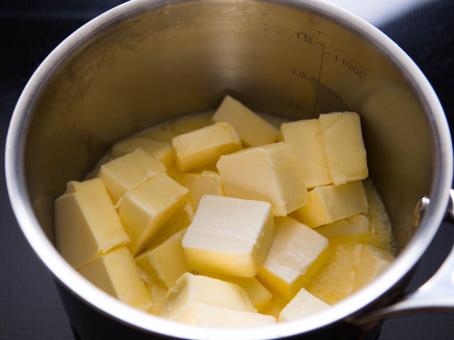 黄油在锅里融化