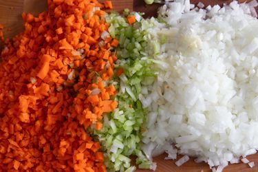 开云体育波胆调味蔬菜成分;切碎的胡萝卜,芹菜,洋葱切成段。gydF4y2Ba