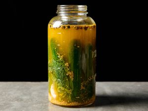 打开一罐盐水腌黄瓜，从侧面看。