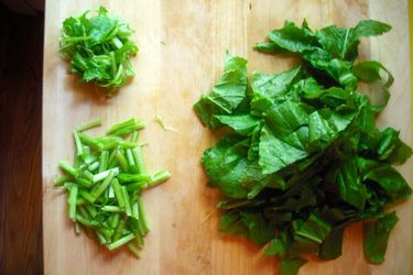 亚洲绿叶蔬菜洗净并分类，以便炒菜。