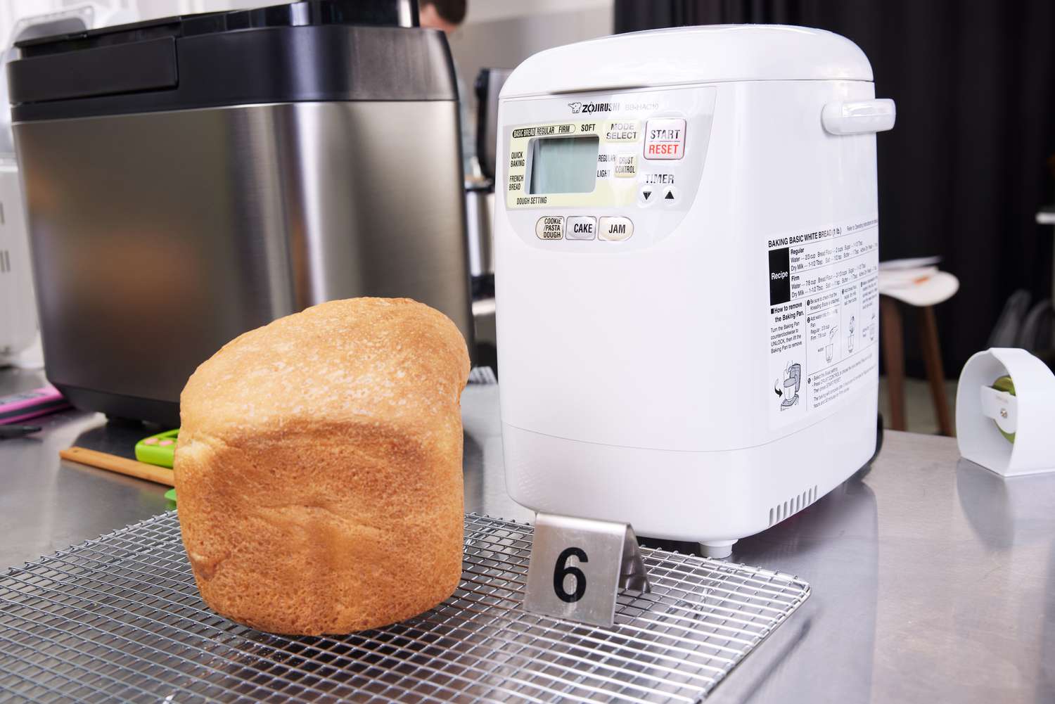 一条面包放在Zojirushi家庭迷你面包机旁边