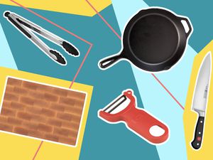 拼贴不同的产品(木砧板,钳,厨师的刀)对彩色背景
