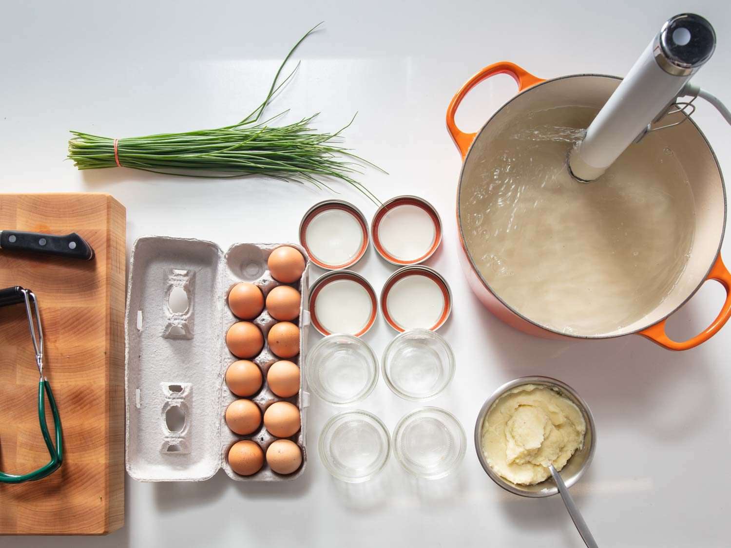 真空烹调土豆泥的鸡蛋罐、浸泡式循环水浴、梅森罐开云体育波胆、土豆泥、一盒鸡蛋和香葱的安装和配料的开销。