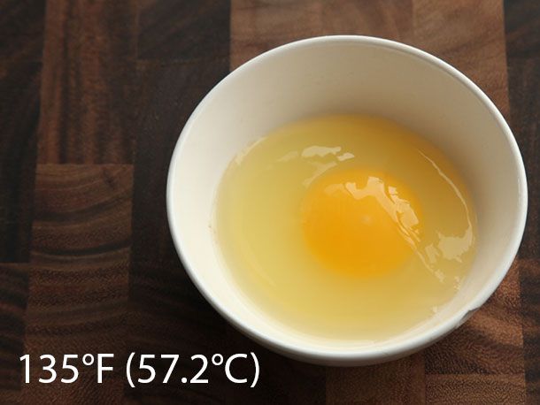 鸡蛋煮熟的真空在135°F (57.2°C) 40分钟。