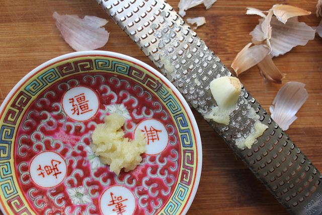 去皮的蒜瓣被切成小碗，用来装饰台湾的丹仔面汤。