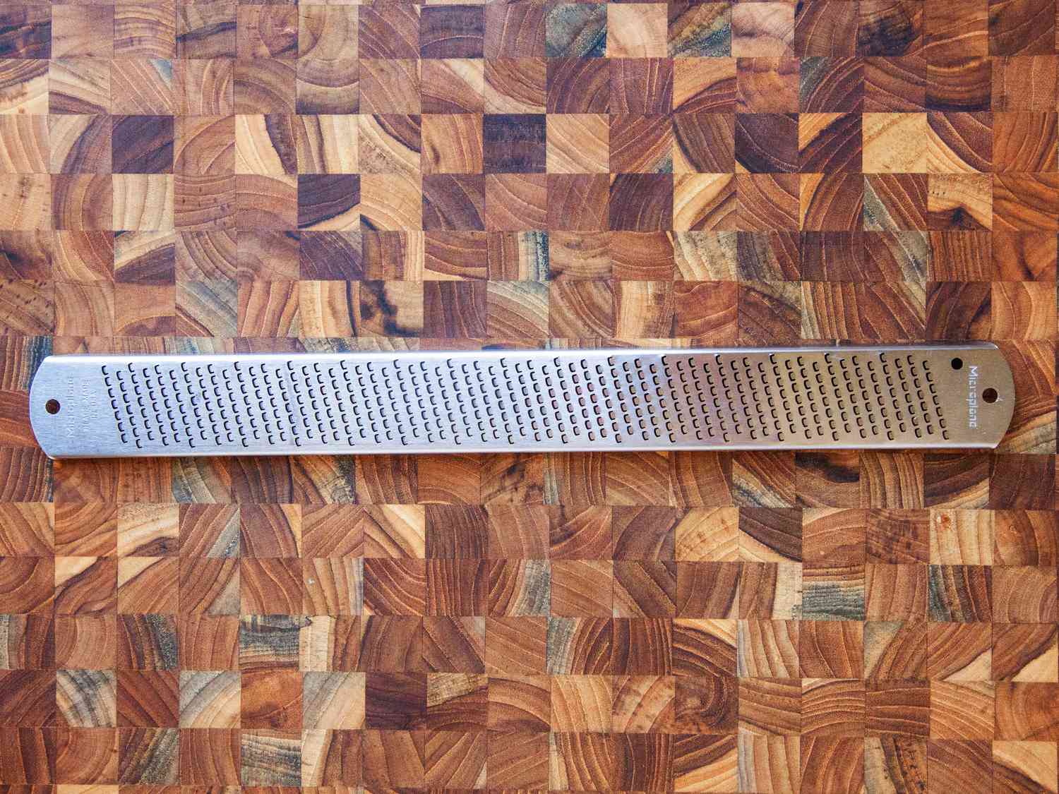 木制表面上的不锈钢微平面