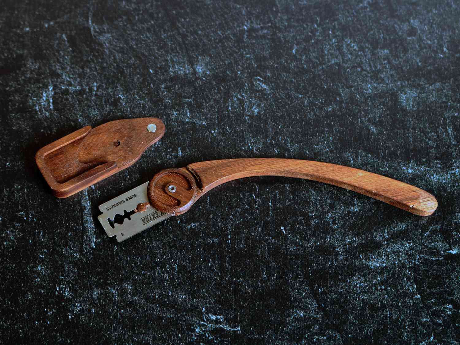 刀柄:一种细长的、弯曲的、带有刀片的木柄，用来在面团上划痕