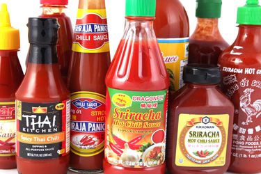 各种瓶不同品牌的辣酱。