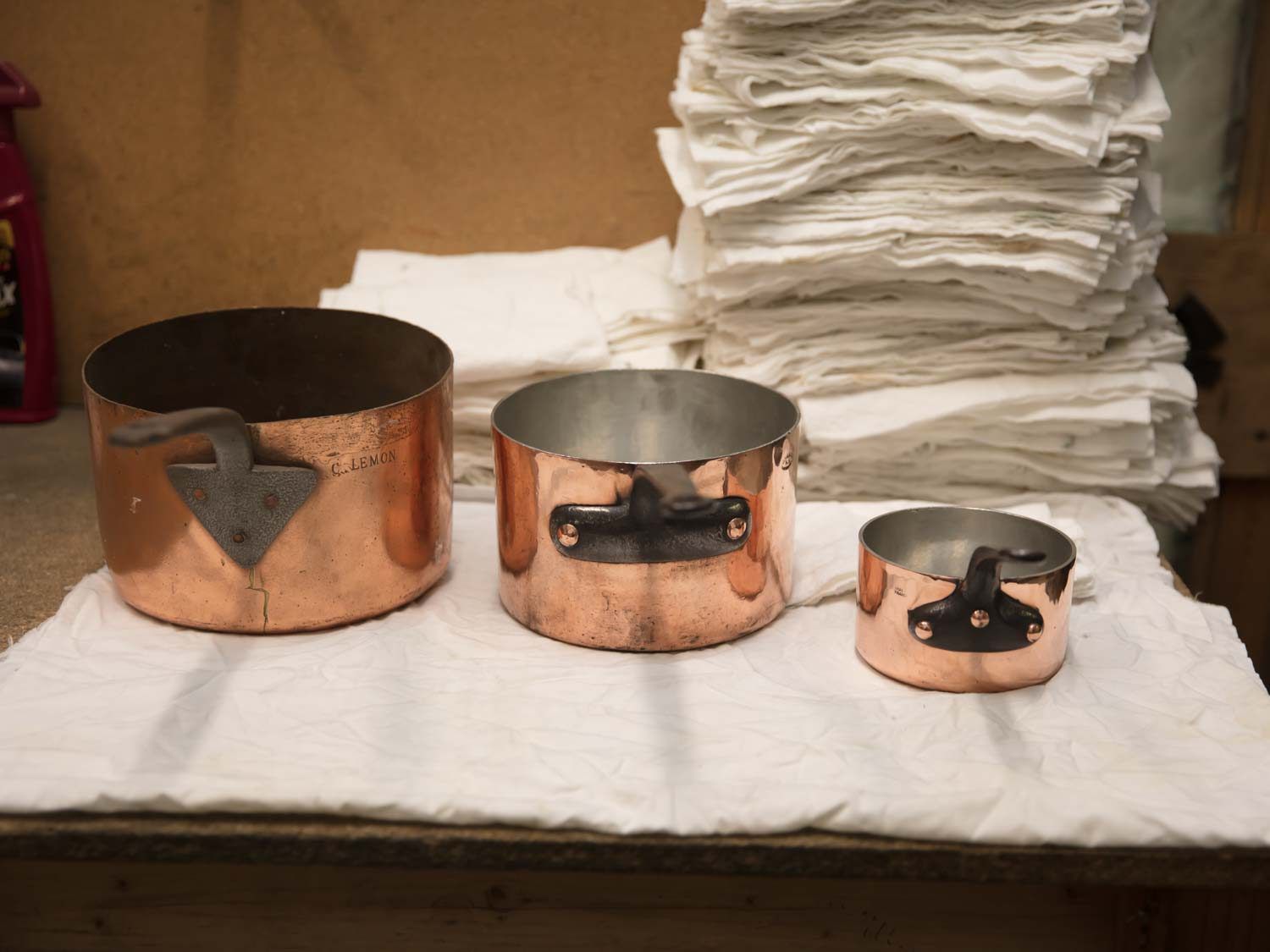 三件铜制炊具，每件都有不同的手柄设计，不同的国家不同