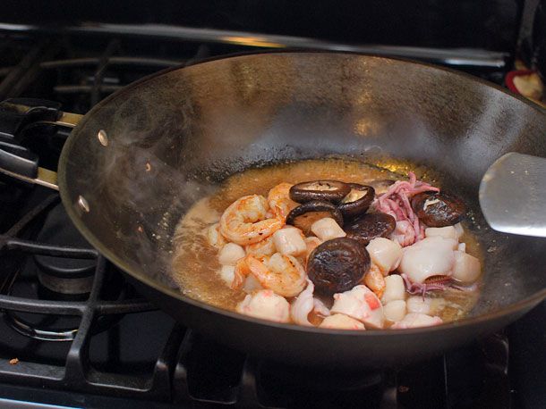 用海鲜和蘑菇做煎面酱。
