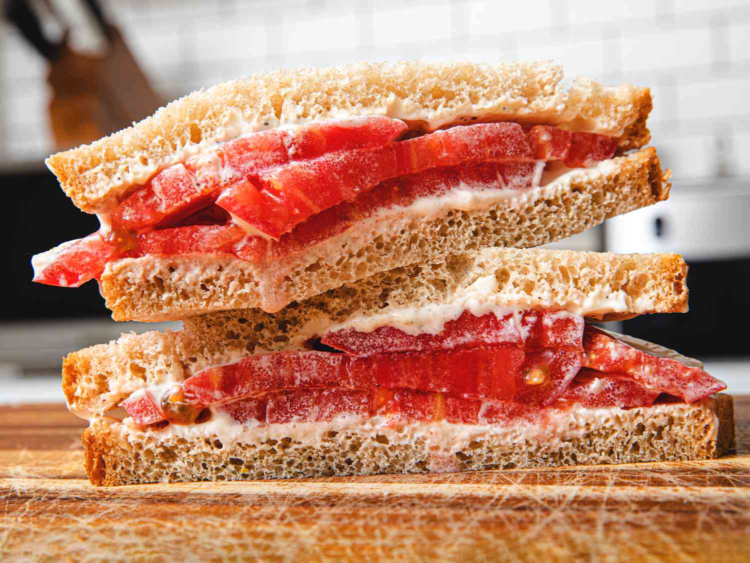 经典的番茄三明治切成段,斜剪和堆放